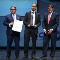Manuel Teruel, presidente de la Cámara de España, y Arturo Aliaga, consejero de Industria e Innovación, entregan el premio a Vidal Solsona, gerente de Industrias AZ