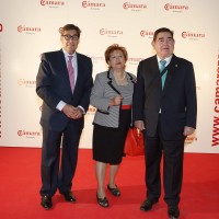 Vidal Solsona de Industrias AZ junto a su mujer y Arturo Aliaga, consejero de Industria e Innovación del Gobierno de Aragón