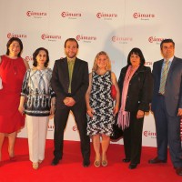 Foto de familia de la empresa galardonada Entertainment Solutions con la vicepresidenta primera de la Cámara, María López